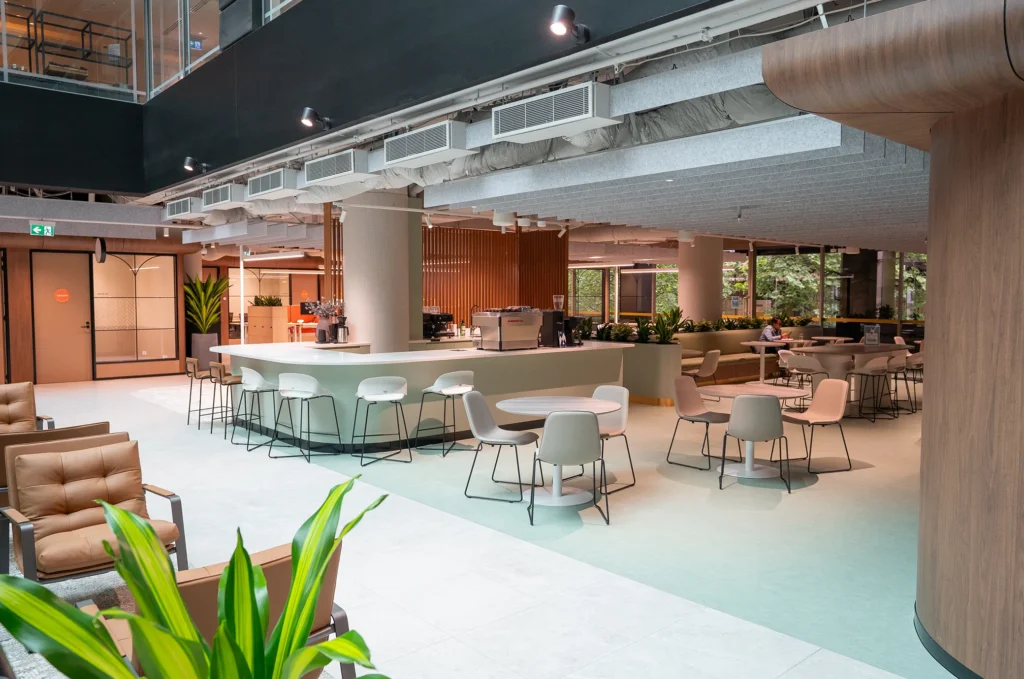 位于墨尔本 Cbd 的 Waterman Collins Street 联合办公中心 公用厨房区和现场咖啡厅